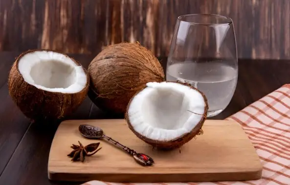 Tips dan Manfaat Mengonsumi Air Kelapa Muda. Foto/Freepik