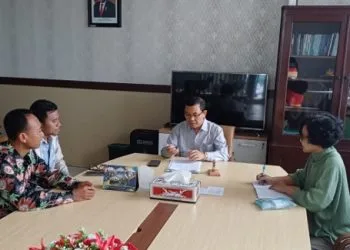 Prof. Dr. Ahmad Munjin Nasih, S.Pd., M.Ag., sedang berbincang dengan tim peneliti. Foto/dok UM