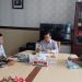 Prof. Dr. Ahmad Munjin Nasih, S.Pd., M.Ag., sedang berbincang dengan tim peneliti. Foto/dok UM