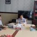 Prof. Dr. Ahmad Munjin Nasih, S.Pd., M.Ag., sedang berbincang dengan tim peneliti. Foto/dok UM