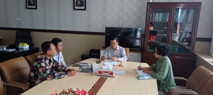 Prof. Dr. Ahmad Munjin Nasih, S.Pd., M.Ag., sedang berbincang dengan tim peneliti. Foto/dok UM