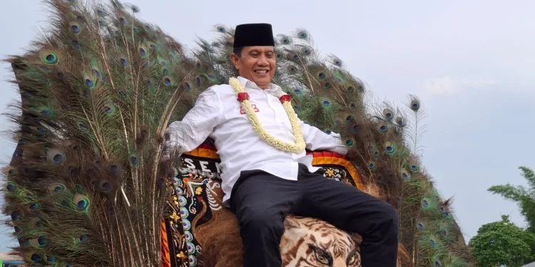 Abah Gunawan naik reog ponorogo. Foto: Aisyah Nawangsari Putri