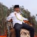 Abah Gunawan naik reog ponorogo. Foto: Aisyah Nawangsari Putri