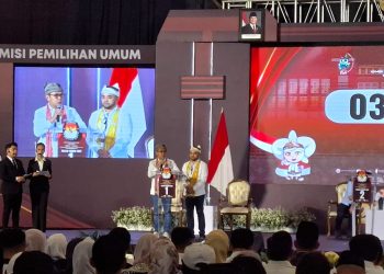 Paslon Nurochman - Heli Suyanto saat debat publik kedua memamparkan tentang program 1.000 sarjana. Foto: Azmy