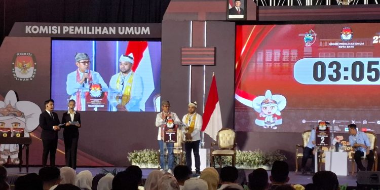 Paslon Nurochman - Heli Suyanto saat debat publik kedua memamparkan tentang program 1.000 sarjana. Foto: Azmy