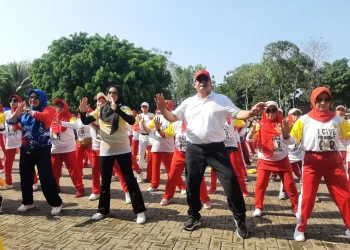 Plt Bupati Malang, Didik Gatot Subroto mengikuti senam di peringatan Hari Diabetes Internasional 2024. Foto: Pemkab Malang
