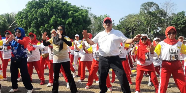 Plt Bupati Malang, Didik Gatot Subroto mengikuti senam di peringatan Hari Diabetes Internasional 2024. Foto: Pemkab Malang