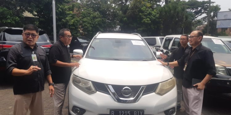 Perwakilan Kemenkeu Jatim I menggelar konferensi pers untuk melelang aset sitaan pajak. (Foto/M Sholeh)