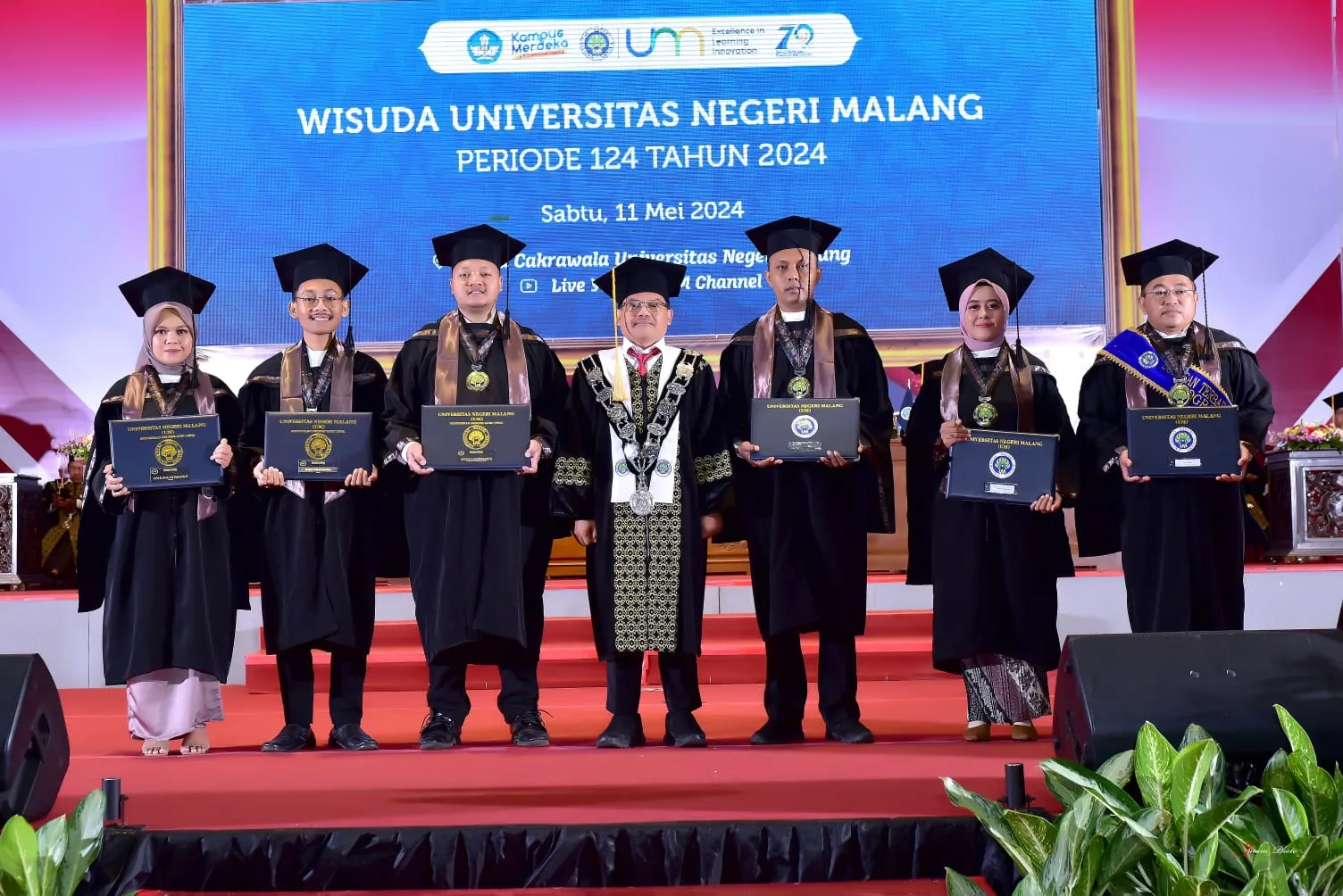 Sefdella Afrianto (tiga dari kiri) saat wisuda dari Universitas Negeri Malang (UM). Foto/Dok.