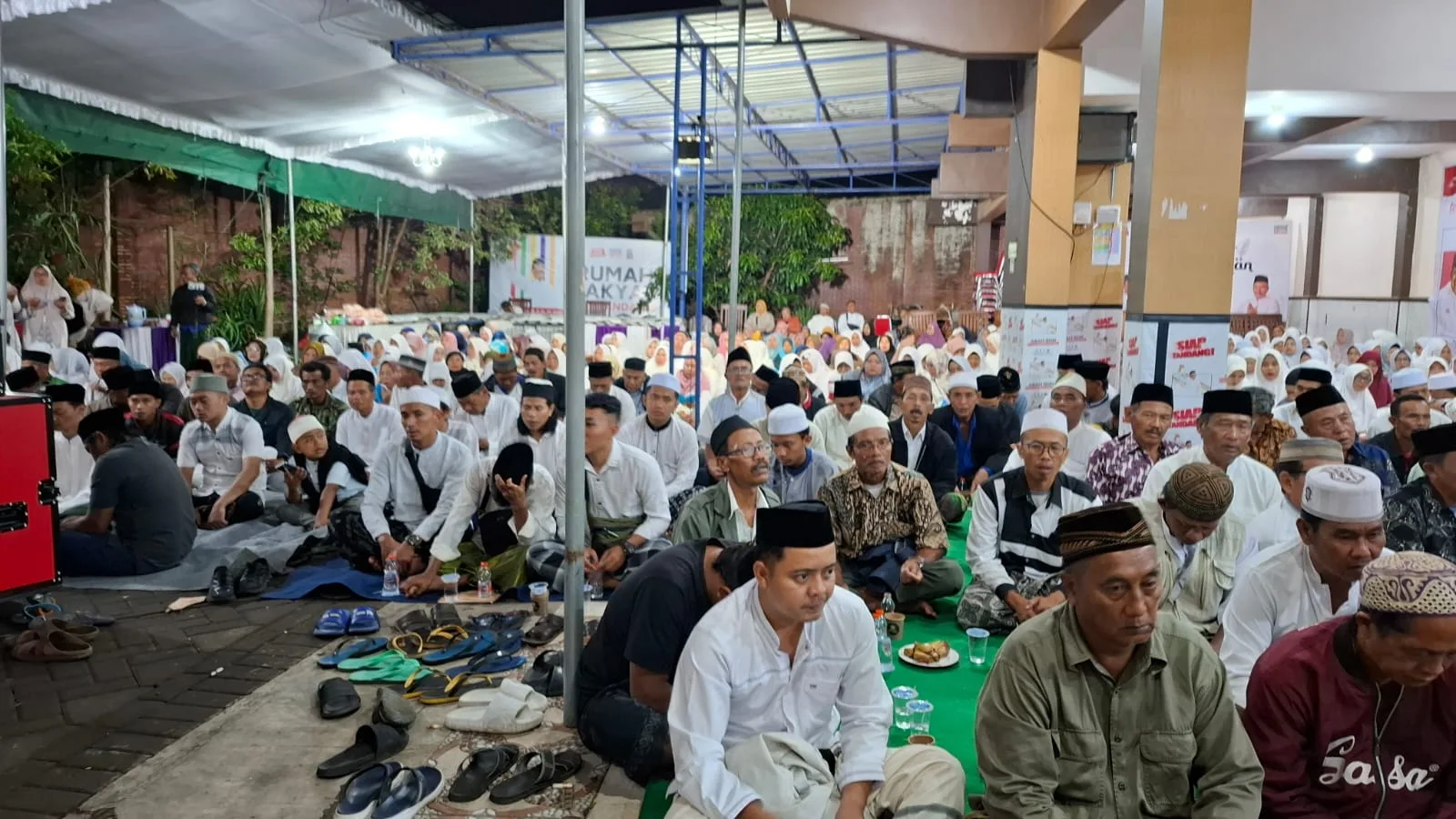 Warga padati Rumah Rakyat untuk mendoakan kemenangan Abah Gunawan dan Dokter Umar. Foto: Aisyah Nawangsari Putri