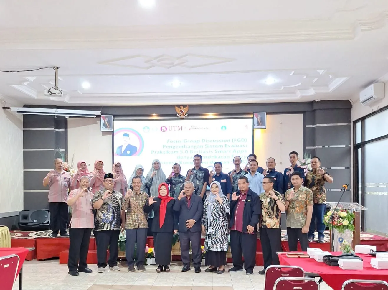 Peserta FGD diajak school touring di fasilitas fasilitas pembelajaran SMKN 3 Malang. (Foto/M Sholeh)