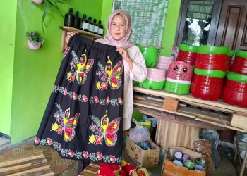 Batik karya Utik Mardiati motif kupu-kupu yang sudah dijahit menjadi rok. Foto: Aisyah Nawangsari Putri