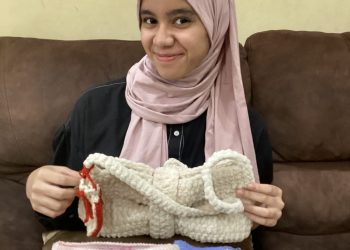 Raisah saat mengisi waktu luangnya dengan merajut./Foto: Dok.Pribadi for Tugumalang.id