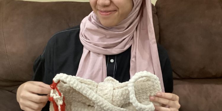 Raisah saat mengisi waktu luangnya dengan merajut./Foto: Dok.Pribadi for Tugumalang.id