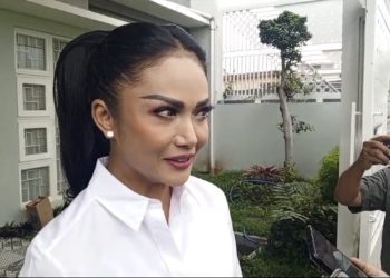 Kris Dayanti saat diwawancarai di rumahnya di momen pencoblosan Pilkada Kota Batu 2024. Foto: Azmy