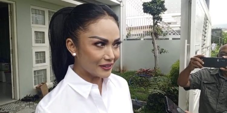 Kris Dayanti saat diwawancarai di rumahnya di momen pencoblosan Pilkada Kota Batu 2024. Foto: Azmy