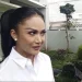 Kris Dayanti saat diwawancarai di rumahnya di momen pencoblosan Pilkada Kota Batu 2024. Foto: Azmy
