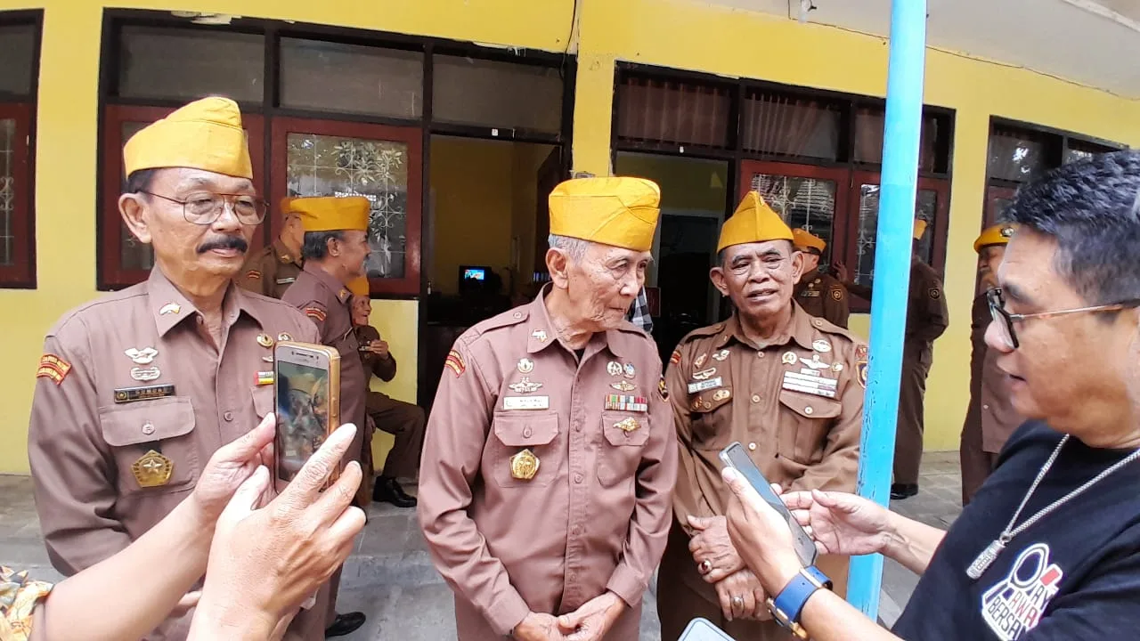 Ketua DPC LVRI Kota Malang, Letkol (Purn) TNI AD, Machmud, S.H memberi keterangan kepada awal media seusai acara pemberian tali asih Alfamart Care kepada para pejuang veteran./Foto: Tugumalang.id/Bagus Rachmad Saputra.