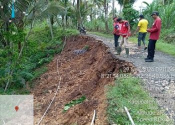 Bahu jalan yang longsor di Desa Tumpakrejo, Kecamatan Gedangan. Foto: BPBD Kabupaten Malang
