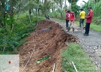 Bahu jalan yang longsor di Desa Tumpakrejo, Kecamatan Gedangan. Foto: BPBD Kabupaten Malang