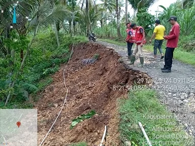 Bahu jalan yang longsor di Desa Tumpakrejo, Kecamatan Gedangan. Foto: BPBD Kabupaten Malang