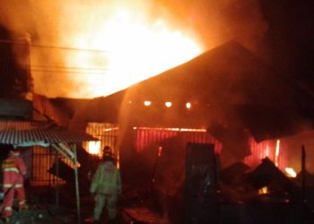 Petugas melakukan penanggulangan kebakaran di Pasar Dampit. Foto: Damkar Kabupaten Malang