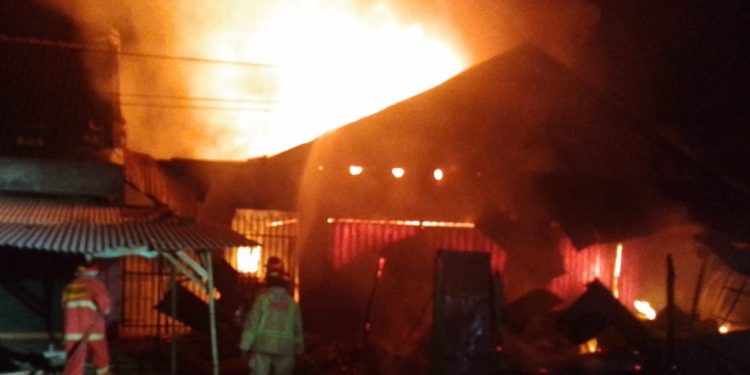 Petugas melakukan penanggulangan kebakaran di Pasar Dampit. Foto: Damkar Kabupaten Malang