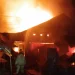 Petugas melakukan penanggulangan kebakaran di Pasar Dampit. Foto: Damkar Kabupaten Malang