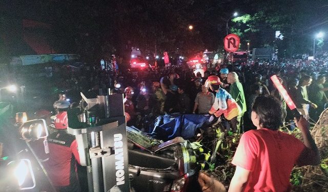 Petugas melakukan evakuasi di lokasi pohon tumbang. Foto: Polsek Singosari