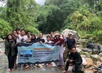 Foto bersama Tim pengabdian UM dan para peserta pengabdian. Foto/dok. Tim Pengabdian Universitas Negeri Malang 