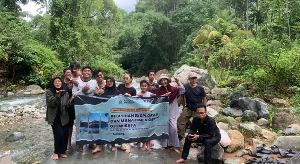 Foto bersama Tim pengabdian UM dan para peserta pengabdian. Foto/dok. Tim Pengabdian Universitas Negeri Malang
