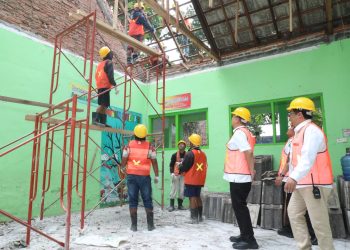 Pj Wali Kota Malang, Iwan Kurniawan, bersama jajarannya meninjau perbaikan gedung sekolah yang rusak. (Foto/Prokopim Setda Kota Malang)