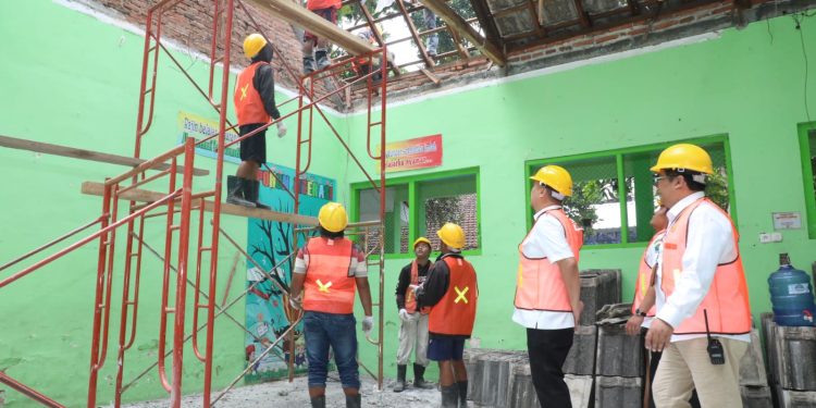 Pj Wali Kota Malang, Iwan Kurniawan, bersama jajarannya meninjau perbaikan gedung sekolah yang rusak. (Foto/Prokopim Setda Kota Malang)