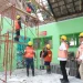 Pj Wali Kota Malang, Iwan Kurniawan, bersama jajarannya meninjau perbaikan gedung sekolah yang rusak. (Foto/Prokopim Setda Kota Malang)