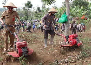 Pembajakan tanah lahan tidur menjadi lahan produktif oleh Kapolres Batu AKBP Andi Yudha Pranata dan Dinas Pertanian. Foto: Azmy