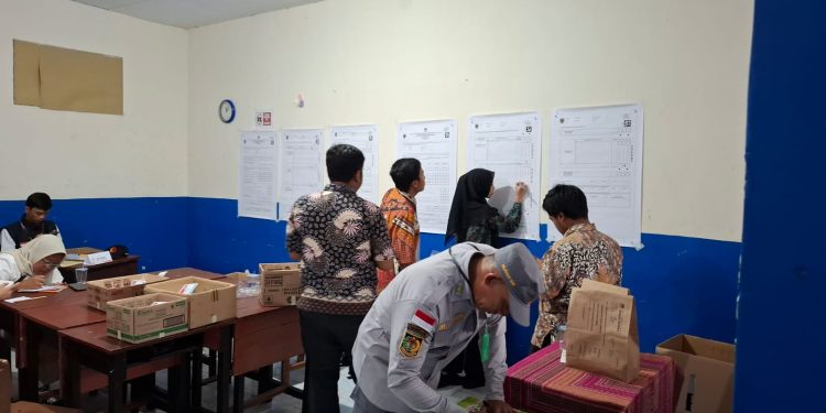 Proses rekapitulasi suara di TPS 11 Kelurahan Sisir Kota Batu, Nurochman - Heli unggul di TPS Firhando Gumelar nyoblos. Foto: Azmy