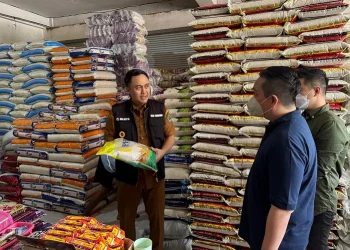 Pj Wali Kota Malang, Iwan Kurniawan memastikan stabilitas komoditi jelang Pilkada. (Foto/Prokopim Setda Kota Malang)
