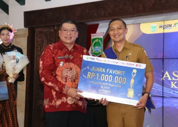 Plt Bupati Malang, Didik Gatot Subroto menyerahkan hadiah secara simbolis kepada pemenang ASN Berprestasi. Foto: Pemkab Malang