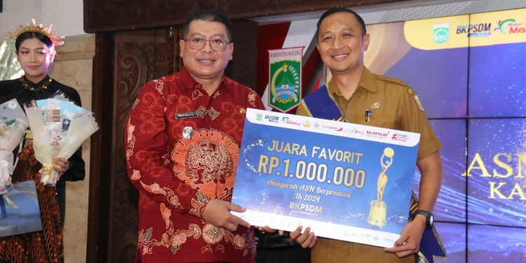 Plt Bupati Malang, Didik Gatot Subroto menyerahkan hadiah secara simbolis kepada pemenang ASN Berprestasi. Foto: Pemkab Malang