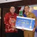 Plt Bupati Malang, Didik Gatot Subroto menyerahkan hadiah secara simbolis kepada pemenang ASN Berprestasi. Foto: Pemkab Malang