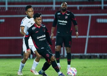Jersey ketiga Arema FC yang baru saja dirilis pada akhir Oktober 2024 lalu, laris manis diburu Aremania. /Foto: Tangkapan layar Instagram @aremafcofficial.