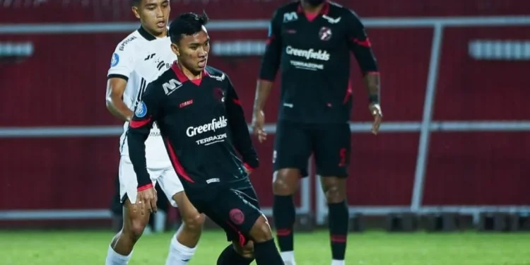 Jersey ketiga Arema FC yang baru saja dirilis pada akhir Oktober 2024 lalu, laris manis diburu Aremania. /Foto: Tangkapan layar Instagram @aremafcofficial.