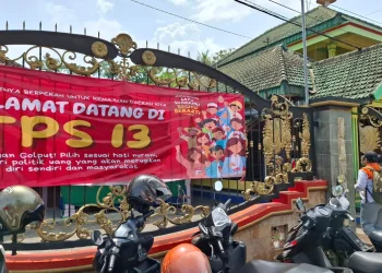 Sejumlah warga Desa Gondanglegi Wetan sempat ditolak di TPS 13 lantaran tak membawa KTP. Foto: Aisyah Nawangsari Putri