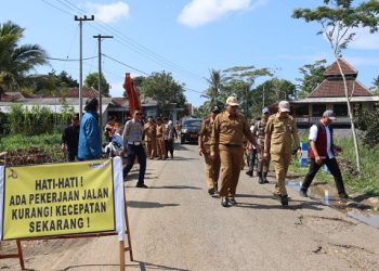 Plt Bupati Malang, Didik Gatot Subroto meninjau pengerjaan jalan Gondanglegi-Balekambang. Foto: Pemkab Malang