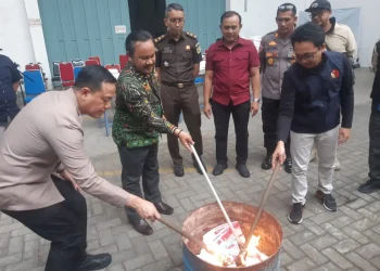 Pemusnahan surat suara rusak dan sisa di gudang KPU Kota Malang. (Foto/M Sholeh)