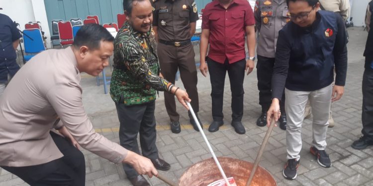 Pemusnahan surat suara rusak dan sisa di gudang KPU Kota Malang. (Foto/M Sholeh)