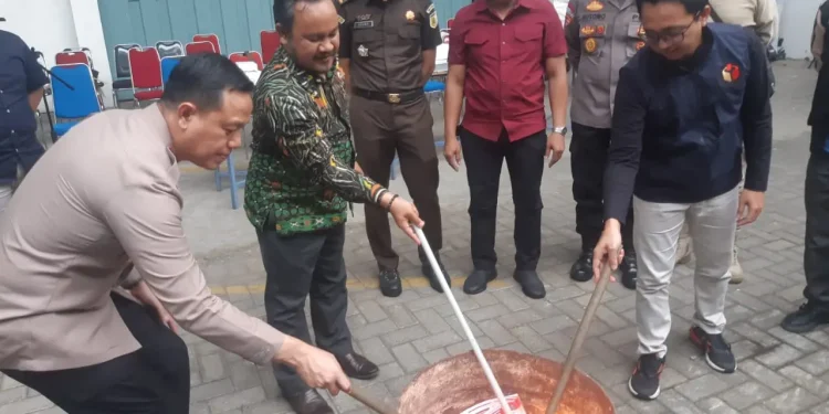 Pemusnahan surat suara rusak dan sisa di gudang KPU Kota Malang. (Foto/M Sholeh)