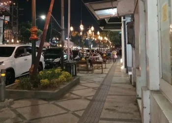 Salah satu bangku pinggir jalan Kota Malang untuk bersantai. Foto/Pinterest