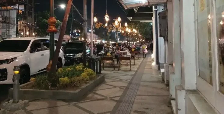 Salah satu bangku pinggir jalan Kota Malang untuk bersantai. Foto/Pinterest