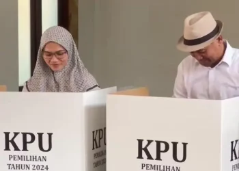 Sam HC bersama istri menyalurkan hak pilihnya di Pilkada Kota Malang. (Foto/M Sholeh)